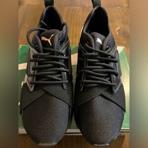 Women Puma tennis shoes